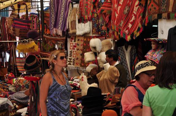 Visita ao famoso Mercado de Pisac, no Valle Sagrado, nas proximidades de Cusco, no Peru